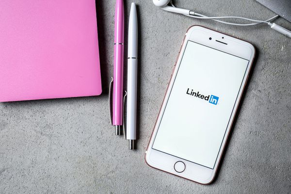How to write a LinkedIn recommendation in 2023: Quick & Impressive Tips
