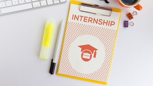 How can I write an internship completion post on LinkedIn?