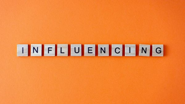 How do you calculate influence distribution on Twitter?